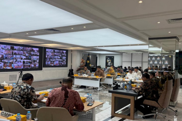 Jakarta, Obor Rakyat – Kepolisian Negara Republik Indonesia (Polri) memperkuat peran strategisnya dalam menjaga ketahanan pangan nasional dengan memutus rantai tengkulak pada sektor pertanian jagung pakan ternak. Melalui kolaborasi lintas kementerian dan lembaga, Polri memfasilitasi akses permodalan Kredit Usaha Rakyat (KUR) serta memastikan penyerapan hasil panen oleh Perum Bulog dengan harga yang berpihak kepada petani.