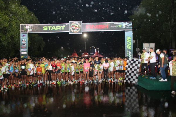 Bondowoso, Obor Rakyat – Semangat sportivitas dan kebersamaan terpancar kuat dalam gelaran Infantry Night Run 2026 Bondowoso yang berlangsung di Alun-alun Raden Bagus Asra (RBA) Ki Ronggo, Sabtu malam (7/2/2026).