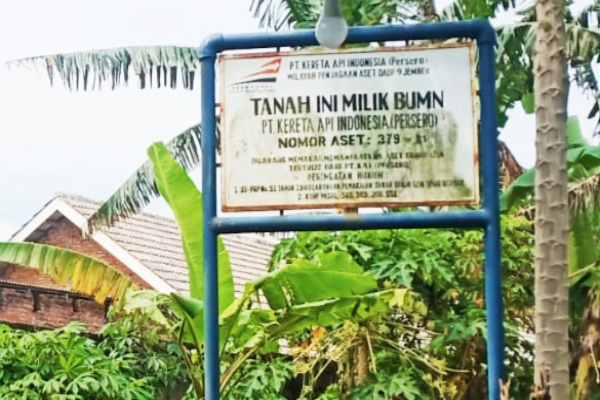 Bondowoso, Obor Rakyat — Dugaan penyerobotan aset negara kembali mencuat di Kabupaten Bondowoso. Kali ini, perluasan Perumahan Graha Pelita Regenci di Kelurahan Tamansari, Kecamatan Bondowoso, disinyalir memasuki lahan milik PT Kereta Api Indonesia (Persero) yang tercatat dalam Grondkaart atau peta aset resmi perusahaan negara tersebut.