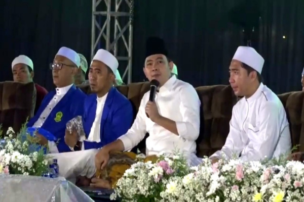 Jember, Obor Rakyat – Alun-alun Jember dipenuhi lantunan sholawat dan doa dalam kegiatan Jember Bermunajat yang digelar bersama Majelis Maulid dan Hakim Riyadhul Jannah Malang serta Jam’iyyah Sholawat Muwassholah Nahrul Musthofa Jember, Sabtu malam (7/2/2026).