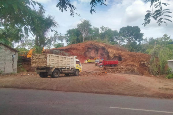 Banyuwangi, Obor Rakyat – Aktivitas tambang galian C yang diduga ilegal kembali menjadi sorotan di Kabupaten Banyuwangi. Sebuah lokasi penambangan pasir dan tanah yang disebut milik Heru, beroperasi di kawasan Padang Bulan, Desa Benelan Kidul, Kecamatan Singojuruh, diduga kuat tidak mengantongi izin resmi dan memicu keresahan masyarakat sekitar.Aktivitas tersebut terpantau berlangsung hampir setiap hari.