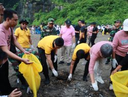Gotong Royong Bersihkan Pantai Selatan Jember, 5.000 Warga Dukung Gerakan Indonesia ASRI
