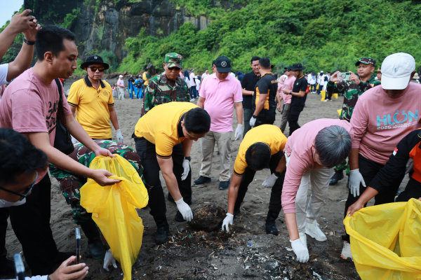 Jember, Obor Rakyat – Semangat gotong royong membara di pesisir pantai selatan Kabupaten Jember, Minggu (8/2/2026). Kapolres Jember AKBP Bobby A. Condroputra bersama Forkopimda Plus dan ribuan elemen masyarakat turun langsung dalam aksi kerja bakti bersih-bersih pantai sebagai bentuk dukungan nyata terhadap Gerakan Indonesia ASRI (Aman, Sehat, Resik, dan Indah) yang dicanangkan Presiden RI Prabowo Subianto.