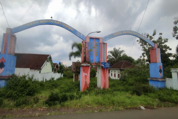 Bondowoso, Obor Rakyat – Kinerja Dinas Koperasi dan Perdagangan (Diskoperindag) Kabupaten Bondowoso kembali menjadi sorotan. Empat bangunan bernilai miliaran rupiah yang dibangun sejak 2014 hingga kini dilaporkan belum difungsikan dan terkesan terbengkalai, memicu kritik keras dari aktivis senior Bondowoso, Dharma atau yang akrab disapa Dardor.