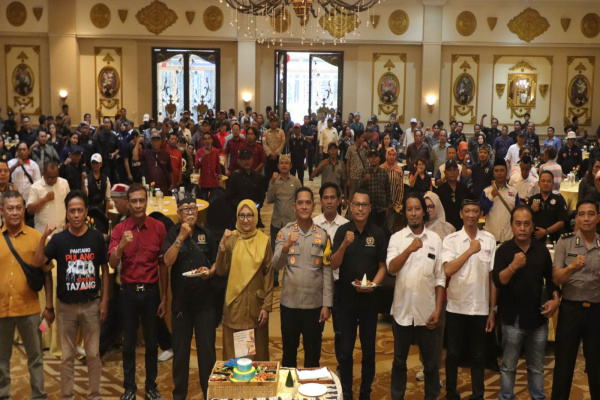 Banyuwangi, Obor Rakyat – Kepolisian Resor Kota (Polresta) Banyuwangi menggelar tasyakuran dan silaturahmi dalam rangka memperingati Hari Pers Nasional (HPN) Tahun 2026 dengan konsep ngopi bareng bersama insan pers. Kegiatan berlangsung hangat di Hotel Aston Banyuwangi, Senin (9/2/2026).