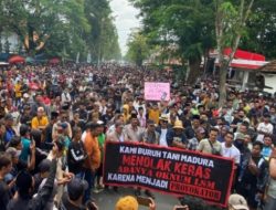 Ribuan Petani dan Buruh Rokok Demo Pemkab Pamekasan, Tolak Oknum LSM dan Protes Tingginya Cukai