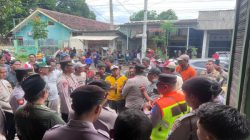 Polisi dan TNI Amankan Aksi Warga Ramban Kulon Bondowoso Tuntut Transparansi Dana Desa