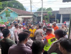 Polisi dan TNI Amankan Aksi Warga Ramban Kulon Bondowoso Tuntut Transparansi Dana Desa