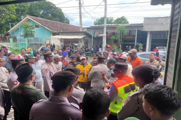 Bondowoso, Obor Rakyat – Aparat gabungan dari Polres Bondowoso, TNI, Satpol PP, dan Dinas Perhubungan melakukan pengamanan kegiatan unjuk rasa warga Desa Ramban Kulon, Kecamatan Cermee, Kabupaten Bondowoso, Selasa (9/2/2026).