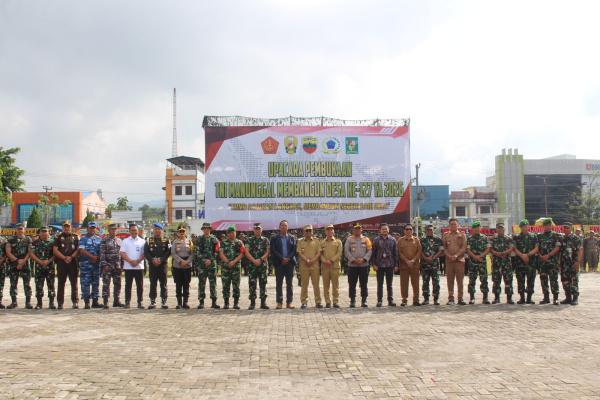 Simalungun, Obor Rakyat – Halaman Kantor Bupati Simalungun di Kecamatan Raya dipenuhi barisan pasukan dari berbagai instansi saat Upacara Pembukaan TNI Manunggal Membangun Desa (TMMD) ke-127 Tahun 2026, Selasa (10/2/2026) pagi. Kegiatan yang dimulai pukul 09.00 WIB ini menandai dimulainya program pembangunan terpadu yang akan berlangsung selama 30 hari ke depan.
