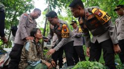 Kapolres Jember Evakuasi Kakek Tuna Wisma Berusia Hampir 100 Tahun dari Hutan Jubung