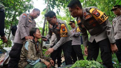 Kapolres Jember Evakuasi Kakek Tuna Wisma Berusia Hampir 100 Tahun dari Hutan Jubung