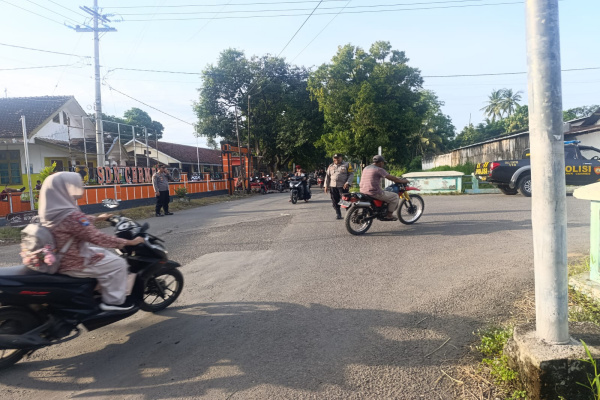 Bondowoso, Obor Rakyat – Dalam upaya menjaga kelancaran arus lalu lintas dan menciptakan rasa aman bagi masyarakat, Kepolisian Resor (Polres) Bondowoso melalui anggota Polsek Cermee rutin menggelar patroli dan pengaturan (gatur) lalu lintas di sejumlah titik strategis setiap pagi, Rabu (11/02/2026).
