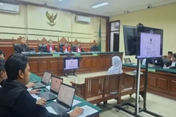 Surabaya, Obor Rakyat – Gubernur Jawa Timur (Jatim) Khofifah Indar Parawansa mengaku tidak mengenal terdakwa Kusnadi sebelum menjabat sebagai Ketua DPRD Jawa Timur periode 2019–2024.