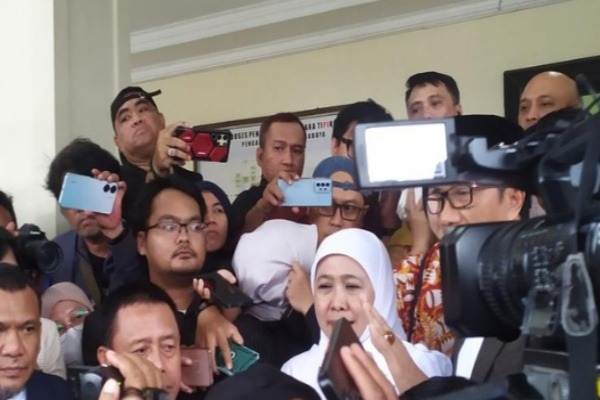 Surabaya, Obor Rakyat – Gubernur Jawa Timur Khofifah Indar Parawansa secara tegas membantah keterangan dalam Berita Acara Pemeriksaan (BAP) almarhum mantan Ketua DPRD Jawa Timur, Kusnadi, terkait dugaan penerimaan fee atau ijon dana hibah Pokok Pikiran (Pokir) DPRD Jatim tahun anggaran 2019.