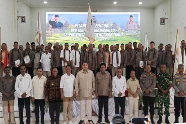 Labuan Bajo, Obor Rakyat – Ketua Umum Dewan Pimpinan Nasional (DPN) Tani Merdeka Indonesia (TMI), Don Muzakir, resmi melantik 22 pengurus Dewan Pimpinan Daerah (DPD) Tani Merdeka Indonesia se-Provinsi Nusa Tenggara Timur (NTT). Pelantikan berlangsung di Aula Arnoldus Jansen, Labuan Bajo, Selasa (10/2/2026) lalu.