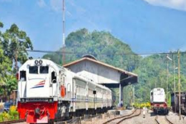 Bondowoso, Obor Rakyat – Setelah hampir 20 tahun tak lagi dilintasi kereta api, jalur rel sepanjang sekitar 70 kilometer yang menghubungkan Kalisat (Jember), Bondowoso hingga Panarukan (Situbondo) kini kembali menjadi sorotan. Wacana reaktivasi yang bergulir sejak 2010 mulai menunjukkan tanda keseriusan pada 2026.