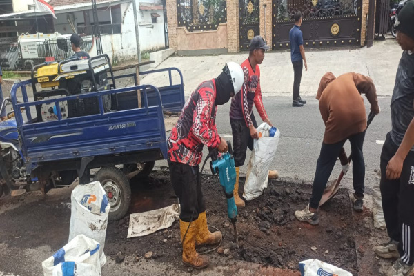 Bondowoso, Obor Rakyat – Pemerintah Kabupaten (Pemkab) Bondowoso melalui Dinas Bina Sumber Daya dan Bina Konstruksi (BSBK) melakukan percepatan perbaikan jalan berlubang di sejumlah titik wilayah perkotaan. Salah satu lokasi prioritas penanganan berada di Jalan Santawi, Kecamatan Bondowoso, Sabtu (14/2/2026).