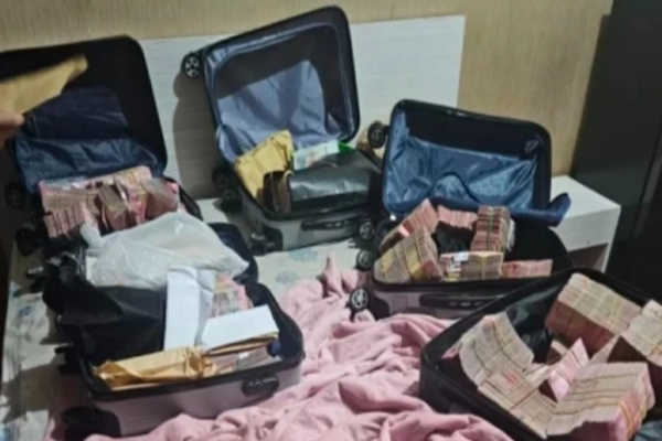Jakarta, Obor Rakyat – Komisi Pemberantasan Korupsi (KPK) menyita uang tunai lebih dari Rp5 miliar dalam berbagai pecahan mata uang asing saat menggeledah sejumlah lokasi di Ciputat, Tangerang Selatan.