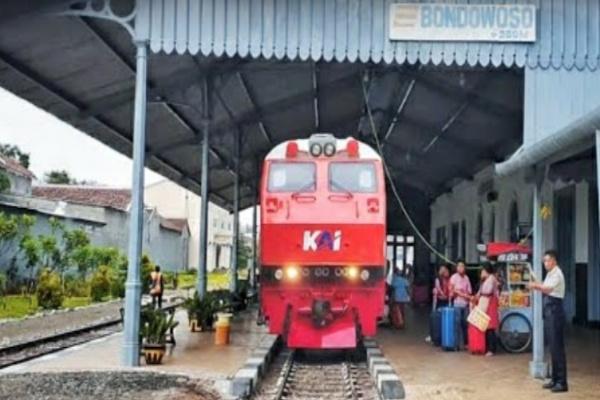 Bondowoso, Obor Rakyat – Pemerintah Indonesia melalui Kementerian Perhubungan (Kemenhub) bersama PT Kereta Api Indonesia (Persero) (PT KAI) terus mematangkan rencana reaktivasi jalur kereta api nonaktif di Jawa Timur. Salah satu proyek prioritas adalah jalur Kalisat–Bondowoso hingga Penarukan yang ditargetkan memasuki tahap awal pengerjaan pada tahun 2026.