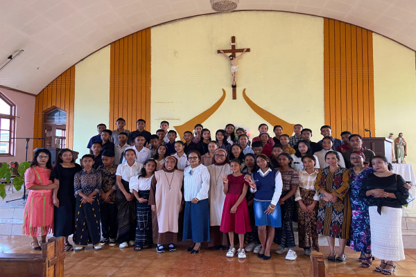 Ngada, Obor Rakyat – SMPN 6 Bajawa kembali menunjukkan komitmennya dalam membentuk iman, disiplin, kebersamaan, serta karakter peserta didik melalui kegiatan koor dan retret rohani yang berlangsung di Biara OCD Bogenga, Kabupaten Ngada.