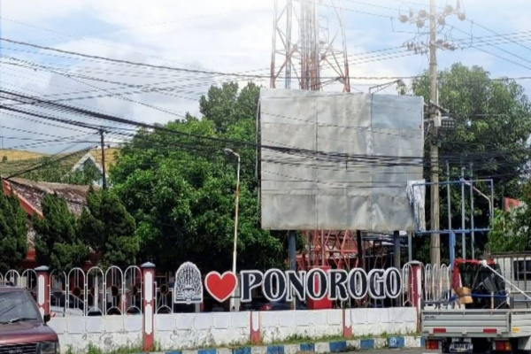 Ponorogo, Obor Rakyat – Polemik berdirinya menara telekomunikasi di wilayah Purbosuman, Kabupaten Ponorogo, Jawa Timur, berujung gugatan hukum. Seorang warga berinisial YI resmi menggugat PT Telekomunikasi Selular senilai Rp1,5 miliar ke Pengadilan Negeri (PN) Ponorogo.