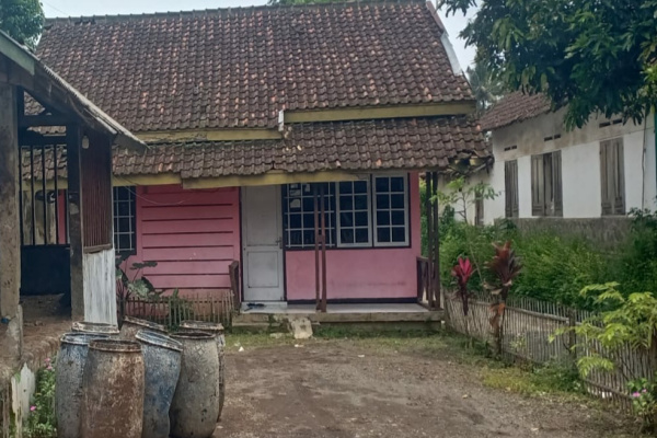 Bondowoso, Obor Rakyat – Rumah Dinas Kepala Resor Pengelolaan Hutan (KRPH) Tanah Wulan, Kesatuan Pemangkuan Hutan (KPH) Bondowoso, diduga tidak ditempati.