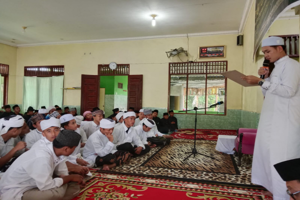 Simalungun, Obor Rakyat – Kehadiran polisi di tengah kegiatan keagamaan kembali terlihat di Kabupaten Simalungun. Bhabinkamtibmas Polsek Bosar Maligas, Aiptu H. Sinaga, menghadiri Temu Ramah Wali Santri dan Tabligh Akbar di Pondok Pesantren Daarut Thafidz Kucingan, Nagori Kucingan, Kecamatan Bosar Maligas, Senin (16/2/2026) sore.