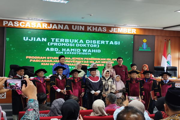 Bondowoso, Obor Rakyat – Prestasi membanggakan kembali ditorehkan Bupati Bondowoso, Abd Hamid Wahid, yang resmi meraih gelar doktor dengan predikat cumlaude dalam Ujian Disertasi Terbuka (Promosi Doktor) di UIN KHAS Jember, Rabu (18/2/2026).