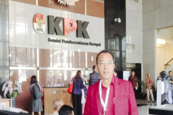Bondowoso, Obor Rakyat – Komisi Pemberantasan Korupsi (KPK) akan kembali mengembangkan penyidikan kasus dugaan tindak pidana korupsi terkait pengelolaan dana Pemulihan Ekonomi Nasional (PEN) dan Pengadaan Barang dan Jasa (PBJ) di Pemerintah Kabupaten Situbondo Tahun Anggaran 2021–2024.