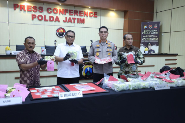 Surabaya, Obor Rakyat – Kepolisian Daerah Jawa Timur (Polda Jatim) kembali menunjukkan komitmennya dalam memberantas peredaran narkotika. Sepanjang Februari 2026, aparat berhasil mengungkap dua kasus besar peredaran gelap sabu dengan total barang bukti hampir 33 kilogram.