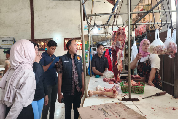 Jember, Obor Rakyat – Memasuki hari kedua bulan suci Ramadhan, Tim Satgas Pangan Polsek Patrang, Polres Jember, turun langsung melakukan pengecekan harga dan ketersediaan bahan pokok di Pasar Kreongan, Kabupaten Jember, Jumat (20/2/2026).