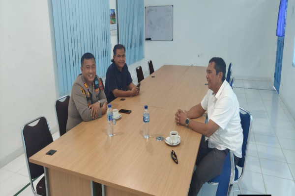 Simalungun, Obor Rakyat – Kapolsek Bangun, AKP Hengky B. Siahaan melaksanakan kegiatan sambang dan tatap muka dengan manajemen PT SIPEF Perkebunan Bukit Maraja di wilayah Kecamatan Bangun, Kabupaten Simalungun, Sumatera Utara, Jumat (20/2/2026).