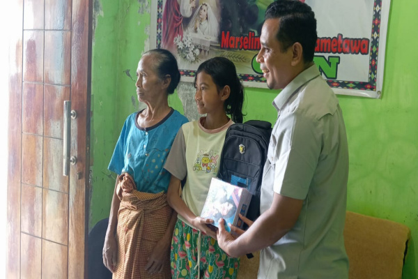 Manggarai, Obor Rakyat – Seorang siswa yatim piatu di Kecamatan Langke Rembong, Kabupaten Manggarai menjadi sorotan setelah diketahui belum pernah menerima bantuan Program Indonesia Pintar (PIP) sejak duduk di bangku sekolah dasar.