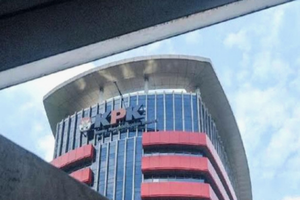 Jakarta, Obor Rakyat – Komisi Pemberantasan Korupsi (KPK) resmi memperpanjang masa pencegahan ke luar negeri terhadap mantan Menteri Agama Yaqut Cholil Qoumas dan staf khususnya, Ishfah Abidal Aziz alias Gus Alex. Keduanya merupakan tersangka dalam kasus dugaan korupsi kuota haji tahun 2023–2024.