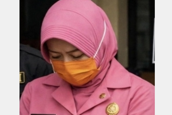 Pekanbaru, Obor Rakyat – Polresta Pekanbaru melalui Satuan Reserse Kriminal (Satreskrim) menetapkan seorang oknum Bhayangkari berinisial CN (40) sebagai tersangka dalam kasus dugaan penipuan dan/atau penggelapan kredit telepon genggam. Total kerugian sementara dalam perkara ini mencapai Rp1,5 miliar dan masih berpotensi bertambah.