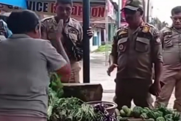 Jakarta, Obor Rakyat – Jagat media sosial tengah dihebohkan dengan video yang memperlihatkan dugaan penertiban paksa terhadap seorang ibu penjual sayur oleh petugas Satuan Polisi Pamong Praja (Satpol PP) di Kabupaten Sumba Barat Daya, Nusa Tenggara Timur (NTT).