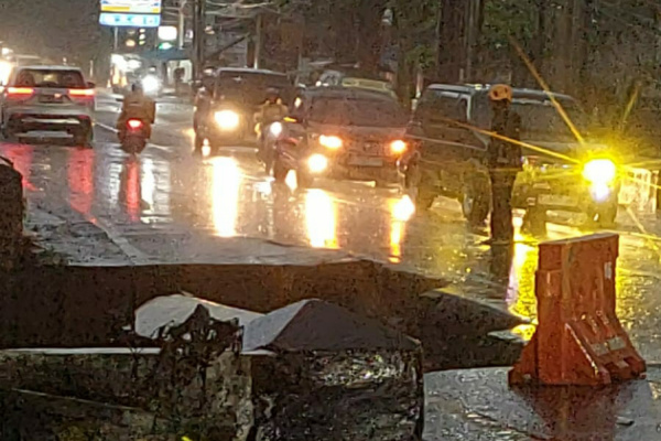 Bondowoso, Obor Rakyat – Hujan deras yang mengguyur wilayah Kabupaten Bondowoso sejak Senin (23/2/2026) siang menyebabkan Jembatan Sukowiryo di Jalan Mastrip ambruk sekitar pukul 17.30 WIB. Peristiwa ini memaksa akses utama di kawasan tersebut ditutup total demi menjaga keselamatan masyarakat.