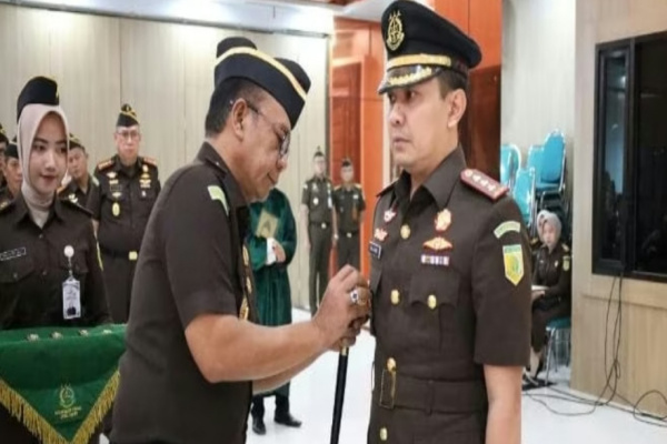 Surabaya, Obor Rakyat – Kepala Kejaksaan Tinggi Jawa Timur, Agus Sahat ST, merombak komposisi kepemimpinan di sejumlah daerah strategis melalui pelantikan lima Kepala Kejaksaan Negeri (Kajari) baru, Senin (23/2/2026).