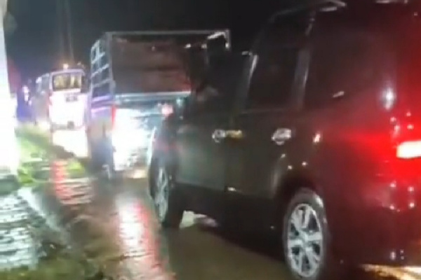 Bondowoso, Obor Rakyat – Jembatan Sentong yang berada di Desa Sukowiryo, Kecamatan Bondowoso, Kabupaten Bondowoso, dilaporkan ambruk dan menyebabkan jalur lintas kabupaten ditutup total, Senin (23/2/2026).