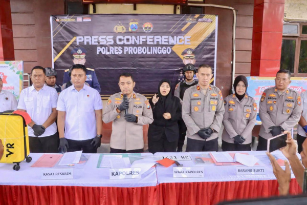Probolinggo, Obor Rakyat – Polres Probolinggo Polda Jawa Timur berhasil mengungkap kasus pencurian dengan pemberatan yang menimpa seorang warga negara asing (WNA) asal Thailand di kawasan wisata Gunung Bromo, Kabupaten Probolinggo.