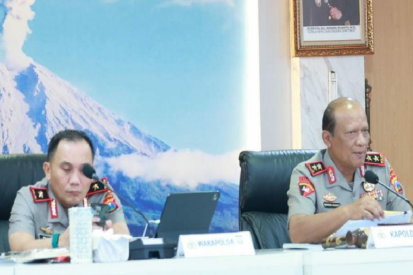 Surabaya, Obor Rakyat – Irjen Pol Nanang Avianto selaku Kepala Kepolisian Daerah Jawa Timur (Kapolda Jatim) mengingatkan seluruh jajaran agar tidak lengah menghadapi dinamika keamanan tahun 2026 yang dinilai penuh tantangan global serta potensi gangguan kamtibmas di daerah.