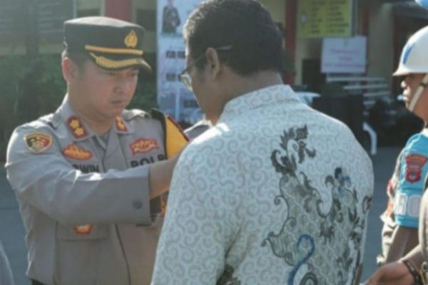 Donggala, Obor Rakyat – Tiga anggota Polres Donggala, Polda Sulawesi Tengah (Sulteng) resmi diberhentikan tidak dengan hormat (PTDH) melalui upacara yang digelar di halaman Mapolres Donggala, Senin (23/2/2026).