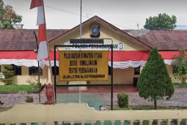 Simalungun, Obor Rakyat – Pujian dan ucapan terima kasih mengalir deras dari masyarakat Kecamatan Bandar Masilam kepada jajaran Polsek Perdagangan Polres Simalungun setelah berhasil mengungkap dan menangkap pelaku pencurian mesin genset yang sempat meresahkan warga.