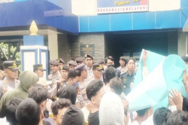 Pamekasan, Obor Rakyat – Puluhan aktivis yang tergabung dalam Lingkar Melati Bersatu Kabupaten Pamekasan menggelar aksi demonstrasi di Kantor Bea Cukai Madura, Senin (23/2/2026).