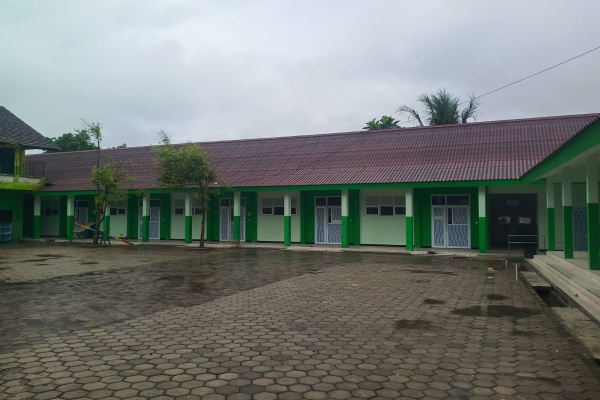 Bondowoso, Obor Rakyat – Program rehabilitasi dan renovasi gedung madrasah yang digulirkan Pemerintah Pusat melalui Kementerian Pekerjaan Umum (PU) pada tahun anggaran 2024–2025 menuai sorotan di Kabupaten Bondowoso, Jawa Timur. Proyek yang merupakan bagian dari Program Hasil Terbaik Cepat (PHTC) tersebut diduga menyimpang dari petunjuk teknis (juknis) pelaksanaan konstruksi.