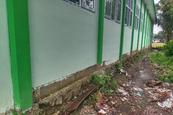 Bondowoso, Obor Rakyat – Proyek rehabilitasi 12 madrasah di Kabupaten Bondowoso, Jawa Timur, senilai Rp28,9 miliar mengalami keterlambatan signifikan. Paket pekerjaan yang dilaksanakan oleh PT Bumi Palapa Perkasa itu seharusnya rampung pada 30 Desember 2025, sesuai masa kontrak yang dimulai sejak 9 Juli 2025.