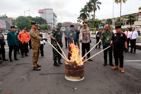 Jember, Obor Rakyat – Di bulan Suci Ramadan 1447 Hijriah, Polres Jember bersama jajaran Forum Koordinasi Pimpinan Daerah (Forkopimda) Kabupaten Jember memusnahkan ribuan botol minuman keras (miras), narkotika, serta knalpot tidak sesuai spesifikasi teknis hasil Operasi Penyakit Masyarakat (Pekat), Kamis (26/2/2026).