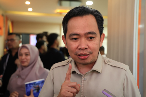 Jember, Obor Rakyat – Bupati Jember, Muhammad Fawait, menegaskan bahwa keberadaan ratusan Satuan Pelayanan Pemenuhan Gizi (SPPG) di Kabupaten Jember bukan sekadar menjalankan program kesehatan, melainkan menjadi pilar baru kebangkitan ekonomi kerakyatan di daerah.