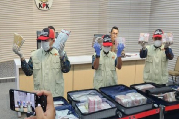 Jakarta, Obor Rakyat – Komisi Pemberantasan Korupsi (KPK) resmi menahan Kepala Seksi Intelijen Cukai Penindakan dan Penyidikan (P2) Direktorat Jenderal Bea Cukai, Budiman Bayu Prasojo (BBP), sebagai tersangka baru dalam kasus dugaan suap pengaturan jalur impor barang di Direktorat Jenderal Bea dan Cukai (DJBC).